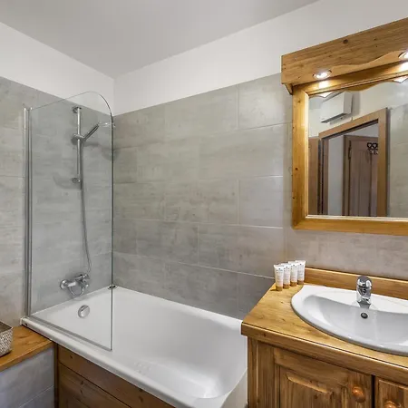 A Le Praz Avec Wifi Et Parking - Fr-1-568-26 *